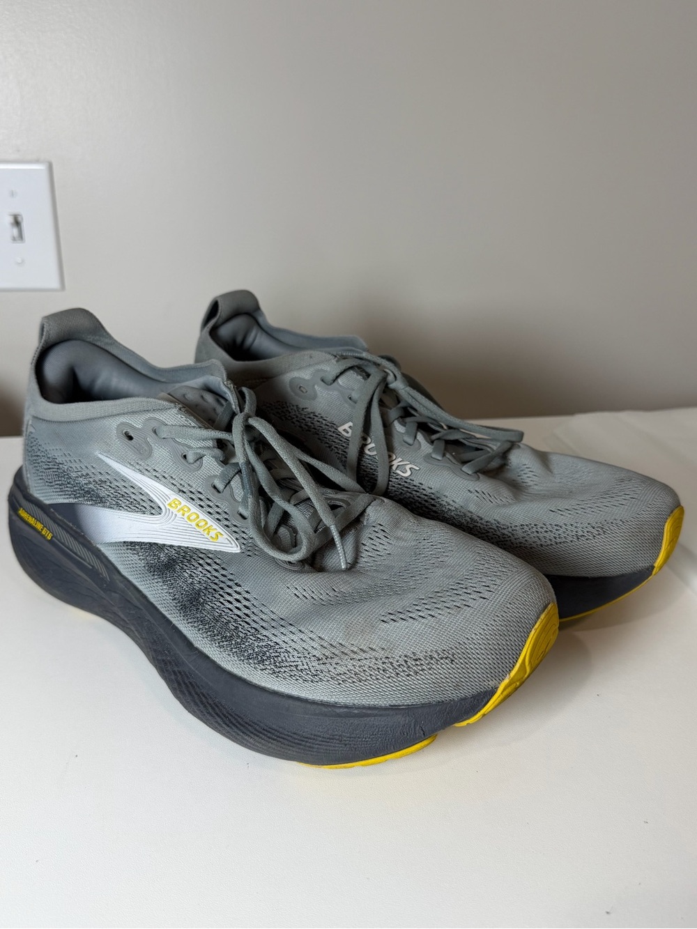 Brooks Adrenaline 25 GTS Size 12.5 Gray and Yellow Men's Athletic Running Shoes